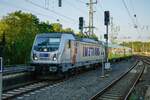 187 510-3 Metrans mit Flixtrain bei der Einfahrt in Düsseldorf Hbf, August 2022.