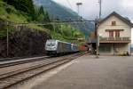 187 008 die von der BLS angemietete Lok kommt mit Containern die Gotthard Nordrampe hinunter Richtung Erstfeld.Aufgenommen im Bahnhof Wassen am 19.6.2015.