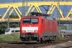 189 026 befindet sich während des Kopfmachens mit ihrem Güterzug am 07.06.2017 in der Osteinfahrt des Hauptbahnhofs Mannheim.