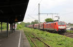 Vom Bahnsteig der Station Duisburg-Meiderich Süd wurde am 24. Mai 2018 dieser von 189 081 bespannte Güterzug fotografiert.