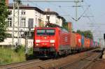 189 001-1 Railion unterwegs mit einem Containerzug durch den Bahnhof Ludwigslust.