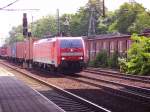 189 015-1 donnert mit einem Containerzug durch Hamburg-Harburg. 01.07.07