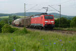 Am 13. Juni 2013 fährt Lok 189 007 mit einem Güterzug bei Zettlitz in Richtung Saalfeld.