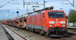 DB Cargo AG [D] mit  189 003-7  [NVR-Nummer: 91 80 6189 003-7 D-DB] und VW-Nutzfahrzeuge Transportzug am 18.10.21 Durchfahrt Bf.