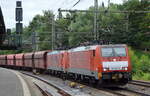 DB Cargo AG [D] mit der Doppeltraktion   189 046-6  [NVR-Num,er: 91 80 6189 046-6 D-DB] +   189 048-2  [NVR-Nummer: 91 80 6189 048-2 D-DB] und Schüttgutwagenzug (leer) Richtung Hansaport Hamburger Hafen am 22.07.22 Durchfahrt Bhf. Hamburg-Harburg.