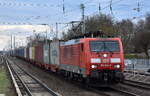 DB Cargo AG, Mainz mit ihrer  189 064-9  (NVR:  91 80 6189 064-9 D-DB ) und einem Containerzug am 15.03.24 Höhe Bahnhof Berlin-Hirschgarten.