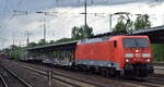 DB Cargo AG, Mainz mit ihrer   189 012-8  [NVR-Nummer: 91 80 6189 012-8 D-DB] und einem schwach ausgelasteten PKW-Transportzug Richtung Frankfurt/Oder am 30.05.24 Höhe Bahnhof Schönefeld b.
