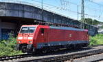 DB Cargo AG, Mainz mit ihrer  189 823  [NVR-Nummer: 91 80 6189 823-8 D-DB] an diesem Tag im Springerdienst zwischen Rbf. Maschen u. Hamburger Hafen am 09.07.24 Höhe Bahnhof Hamburg Harburg.