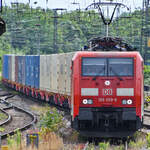 Frische Ware aus China - die DB-Elektrolokomotive 189 059-9 zieht einen Containerzug durch Wanne-Eickel.