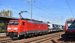 DB Cargo AG, Mainz mit ihrer  189 021-9  [NVR-Nummer: 91 80 6189 021-9 D-DB] und einem Nutzfahrzeug-Transportzug (VW-Transporter aus polnischer Produktion) am 08.10.24 Höhe Bahnhof Schönefeld b. Berlin.