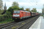 DB 189 046-6 kommt mit Leerwagen (Falrrs153) an der Kirche in Elten vorbei als GAG-48712 (Dillingen - Maasvlakte). Bild 23261. Emmerich-Elten, 19.10.2024.