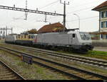 D-akiem + CH-IRSI - Loks 91 80 6 189 113-4 + 421 387 + 91 80 6 982-2 im Bahnhof von Aarberg am 2024.10.12