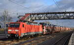 DB Cargo AG, Mainz [D] mit ihrer  189 022-7  [NVR-Nummer: 91 80 6189 022-7 D-DB] mit einem Nutzfahrzeug-Transportzug kommt kurz Höhe Bahnhof Saarmund zum Stehen zum Personalwechsel am 02.01.25