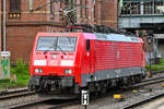 D-DB 189 823-8 fuhr am 22.04.24 durch den Bahnhof Hamburg-Harburg (AHAR). Bemerkenswert ist das die Baureihennummer und die Ordnungsnummer sich unter der Frontscheibe befinden, und nicht wie normal zwischen den unteren Spitzenlichtern.