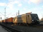 Im Licht (und Schatten) des spten Nachmittags kommt ES64 F4-011 (E 189 911) von CTL LOGISTICS mit einem Containerzug von Hamburg durch Bchen; 12.02.2009
