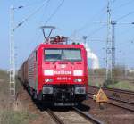 Die 189 073-0 mit 52864 von WRS nach Maschen bei der Ausfahrt aus dem Cargo-Bahnhof Rostock-Seehafen.Aufgenommen am Hp Rostock-Dierkow.(23.04.05)