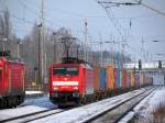 189 015-1 bei der Durchfahrt mit einem Containerzug durch Ludwigsfelde Richtung Sden am 05.02.