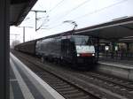 189 159-7 (ES 64 F4-159) mit einem Gterzug durch Bielefeld.