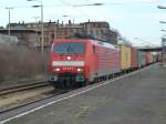 Die BR 189 012-8 fhrt mit einem Containerzug durch Dresden-Friedrichstadt. brigens ein Danke fr die Lichthupe. 12.02.2011