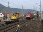 Wegen Bauarbeiten ist das Richtungsgleis nach Dresden gesperrt, deshalb fhrt 189 014 mit einem Containerzug als Linksverkehr; Knigstein (Schsische Schweiz), Bahnbergang (mit DR-Andreaskreuz); 13.03.2011
