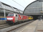Eine BR 189 065-6 von Railion und eine BR 1616 von Railion ziehen einen Gterzug durch Amsterdam-Centraal mit unbekanntem Ziel.