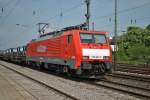 Am 21. April 2011 zieht 189 024-3 einen Stahlrollenzug durch Dsseldorf Rath.