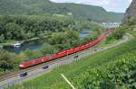 Wie ein roter Lindwurm schlngeln sich 189 078-9 und 189 040-9 mit ihrem leeren Kohlenzug rheinabwrts. Aufgenommenam 09/07/2011 bei Leutesdorf. 