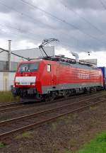Die Railion 189 082-1 ist hier mit einem Gterzug bei Anrath unterwegs in Richtung Krefeld.7.8.2011