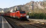 189 004-5 der DB durchfhrt am 7.11.2011 mit einem Containerzug den Bahnhof Rathen im Elbsandsteingebirge.