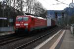 189 017-7 mit einem Containerzug durchfhrt am 17.4.2012 den Bahnhof Rathen Richtung Tschechien.