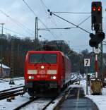 Schweizer Verhltnisse in Betzdorf, wenn ich gewusst htte dass hier Linksverkehr herrscht, dann htte ich den gegenberliegenden Bahnsteig gewhlt:     Die 189 057-3 (eine Siemens ES64F4) der DB