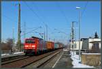 Mit einem langen Containerzug fhrt 189 011-0 am 16.03.2013 durch Radebeul-Naundorf.