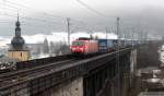 189 059-9 fhrt mit einem LKW-Walter-Ganzzug ber die Trogenbachbrcke in Ludwigsstadt (06.04.2013)