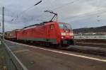 Mit einem Klv am Hacken kommt die 189 020-1 auf Gleis 1 des Bahnhof Rdesheim/Rhein gen Norden durchgefahren am Abend des 12.4.2013