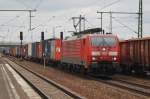 Hier 189 017-7 mit einem Containerzug, bei der Durchfahrt am 27.4.2013 durch Berlin Schnefeld Flughafen, in Richtung Wnsdorf-Waldstadt.