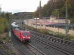 189 061-5 zieht am 27. Oktober 2013 einen KLV-Zug in den Bahnhof Kronach.