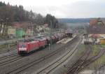 189 100-1 zieht am 23. November 2013 die 232 xxx und einen gemischten Güterzug durch Kronach in Richtung Lichtenfels.