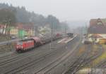 189 002-9 steht am 23. Januar 2014 mit einem gemischten Güterzug auf Gleis 4 in Kronach.