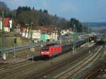 189 021 zieht am 05.Mrz 2014 einen gemischten Gterzug durch Kronach in Richtung Saalfeld.