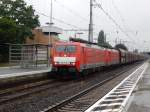 Am 13.7 rollt 189 076-3 mit einer weiteren 189er mit einem Güterzug durch Emmerich.