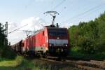 DB 189 033-4 und 030-0 fahren am 28.08.2015 in Ratingen-Lintorf ihren Erzzug erneut an, nachdem sie an einem kleinen Bahnübergang mit Schrankenstörung einen full-stop einlegen mussten.