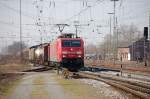 189 082 bei der Durchfahrt in Lichtenfels 28.03.07 ( im Hintergrund abgestellter Schwertransportwagen im Bw-Museumsbereich)