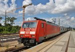189 010-2 durchfährt am 1.8.2016 mit einem Containerzug den Magdeburger Hauptbahnhof in Richtung Westen.