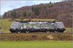 Lokportrait BR 189 990-5 in Diensten der SBB mit Noveliswerbung. Thürnen, Januar 2018.