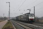 Durchfahrt am 20.12.2016 von MRCE/SBBCI ES 64 F4-284 (189 284-3)  Alpäzähmer  mit einem Containerzug aus Rotterdam Waalhaven durch Müllheim (Baden) in Richtung Schweizer Grenze.