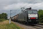 Mit einem langen Containerzug fuhr am 27.07.2017 die MRCE/SBBCI ES 64 F4-289 (189 289-2) südlich von Buggingen durchs Rheintal in Richtung Schweiz, die nur noch wenige Kilometer entfernt war.