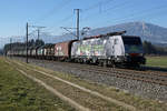  „Novelis-Zug“ 68740 Sierre-Göttingen bespannt mit der extra für die Führung dieses Zuges hergerichteten ES 64 F4-090 bei Deitingen am 18. Februar 2019.
Foto: Walter Ruetsch