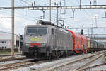 Lok 189 994-7  Novelis , durchfährt den Bahnhof Pratteln. Die Aufnahme stammt vom 08.04.2019.
