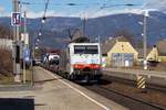 189 917 der Lokomotion mit Güterzug bei der Durchfahrt durch den Bahnhof Villach-Warmbad in Richtung Süden.