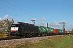 Mit einem Containerzug fuhr am Mittag des 30.10.2017 die MRCE/SBBCI ES 64 F4-990 (189 090-4) bei Hügelheim über die KBS 703 durchs Rheintal in Richtung Basel.